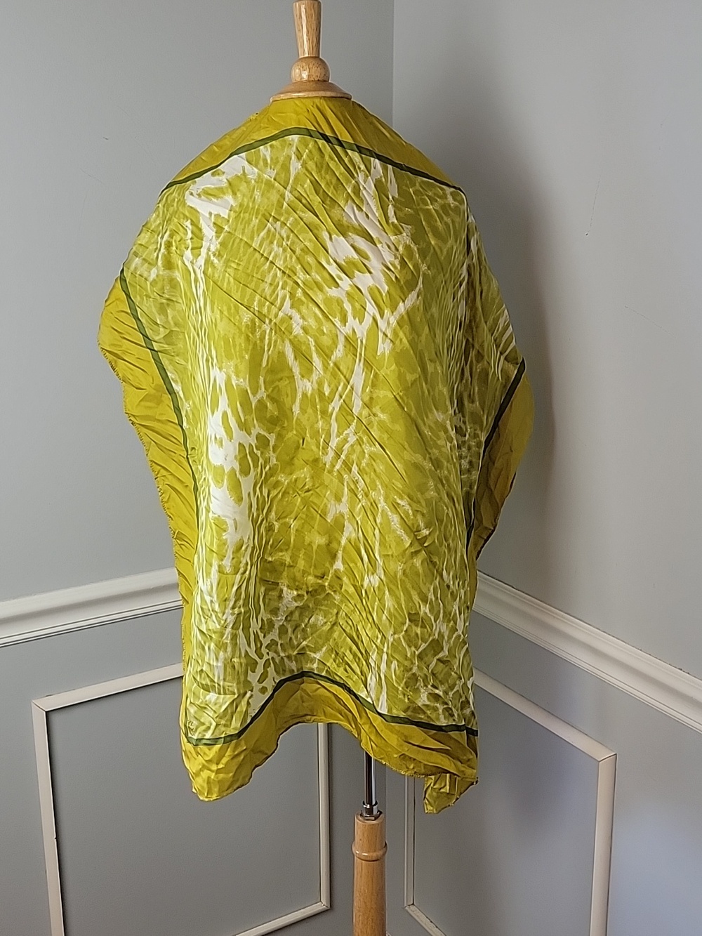 NEW YORK & COMPANY Chartreuse Animal Abstract Print Retro Fashion Neck Scarf - Picture 3 of 4